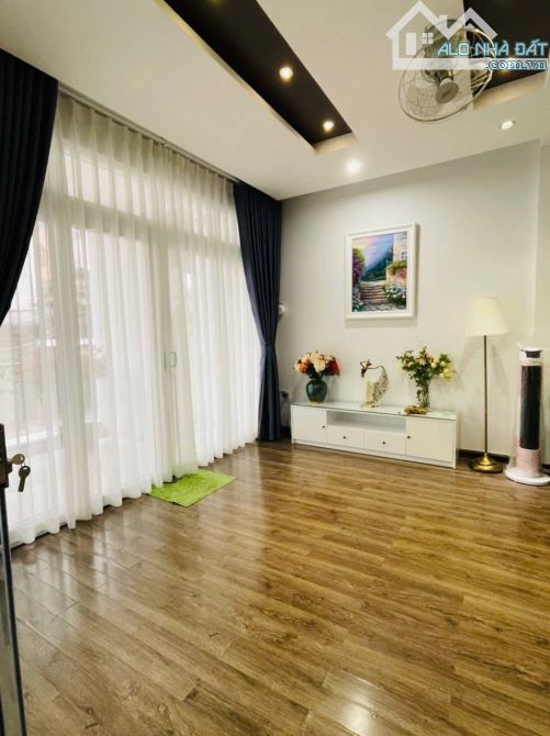 Nhà mặt tiền đường Nguyễn Hữu Huân ,dtich 135,1m2 có thang máy, có 4pn gia 18,2 tỷ - 6