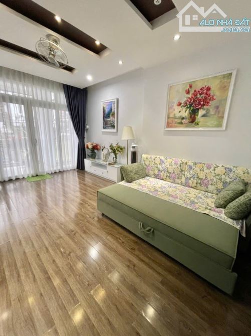 Nhà mặt tiền đường Nguyễn Hữu Huân ,dtich 135,1m2 có thang máy, có 4pn gia 18,2 tỷ - 7