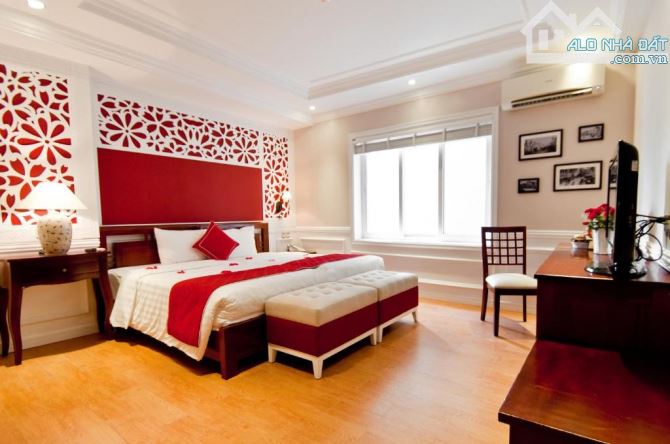 Bán khách sạn 3 sao đẳng cấp phố Bùi Thị Xuân, 182m2 10 tầng mặt tiền 7,25m nở hậu giá nhỉ