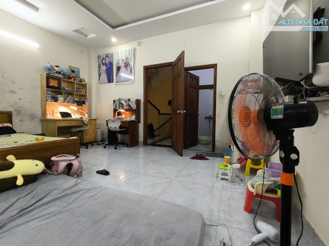 NHÀ MỚI ĐẸP 3 TẦNG HẺM NHỰA 6M NGAY TRẦN THỊ NĂM QUẬN 12 NHỈNH 5 TỶ.