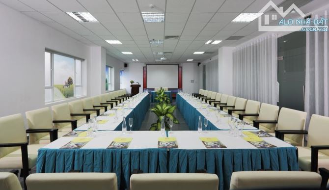 BAN NHA, mặt tiền đường NGUYỄN THỊ THẬP. Quận 7. Dt: 20m x 42m. Giá: 215 tỷ.