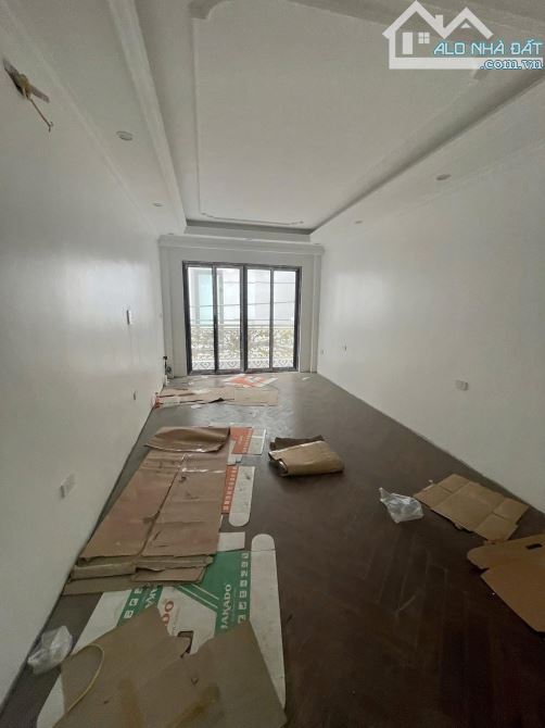 Bán nhà Yên Lạc 41m2, 5T thang máy, gần phố, ngõ thông, oto qua nhà. Giá 14.8 tỷ