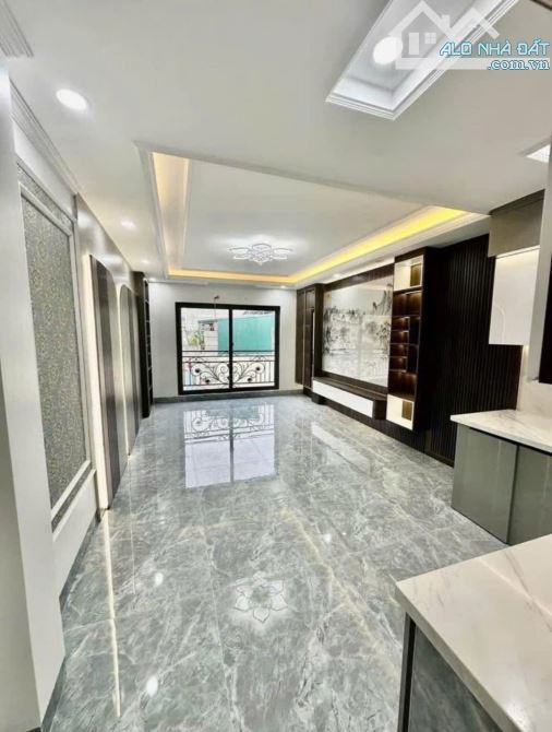 SIÊU RẺ - NGỌC THUỴ - 43,5m - GARA- THANG MÁY- GẦN Ô TÔ TRÁNH- CHỈ 9,3 TỶ - 1