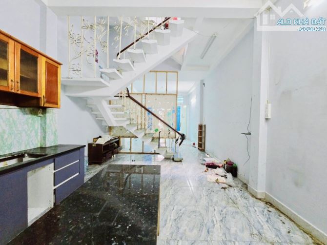 NHÀ HẺM XE TẢI THÔNG - GIÁP Q1- 4,1X14,2 - VUÔNG A4 -  3 TẦNG, 1 CĂN RA MẶT TIỀN - 8.18 TỶ - 1