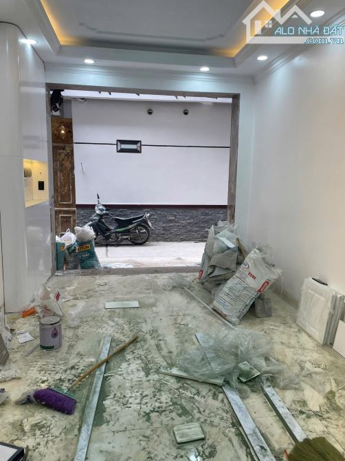 Bán nhà Yên Lạc 41m2, 5T thang máy, gần phố, ngõ thông, oto qua nhà. Giá 14.8 tỷ