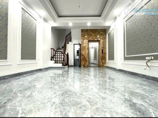 SIÊU RẺ - NGỌC THUỴ - 43,5m - GARA- THANG MÁY- GẦN Ô TÔ TRÁNH- CHỈ 9,3 TỶ - 2