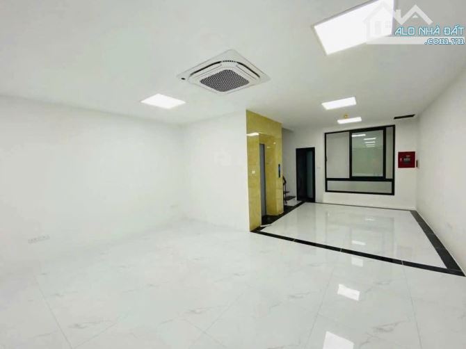Bán nhà mặt phố Cự Lộc view hồ, ô tô vào nhà 8 tầng thang máy 100m2 MT 5.8m cho thuê 70tr - 2