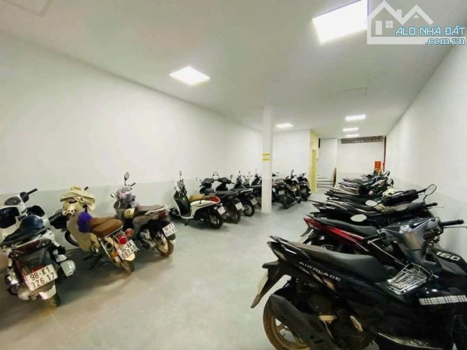 Bán nhà mặt phố Cự Lộc view hồ, ô tô vào nhà 8 tầng thang máy 100m2 MT 5.8m cho thuê 70tr - 3