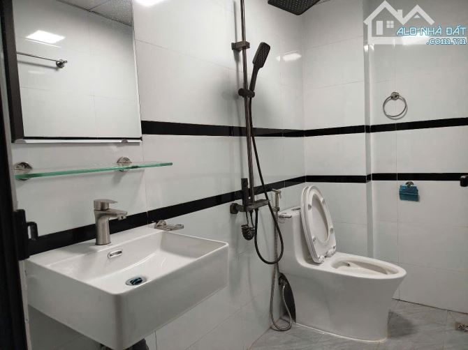 [HOT] BÁN NHÀ LÔ GÓC MẬU LƯƠNG - 5 TẦNG "LONG LANH" - 5.95 TỶ - Ô TÔ ĐỖ CỬA - KINH DOANH - 4