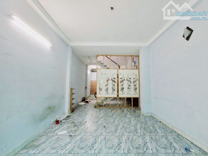 NHÀ HẺM XE TẢI THÔNG - GIÁP Q1- 4,1X14,2 - VUÔNG A4 -  3 TẦNG, 1 CĂN RA MẶT TIỀN - 8.18 TỶ - 4