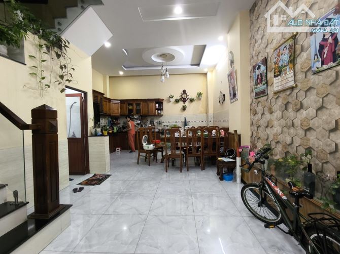 NHÀ MỚI ĐẸP 3 TẦNG HẺM NHỰA 6M NGAY TRẦN THỊ NĂM QUẬN 12 NHỈNH 5 TỶ. - 5