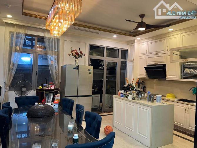 Duy nhất 1 căn Biệt thự KDT mới Sài Đồng, Full Nội thất xịn sò, 220m2 - MT 13m - 4x tỷ - 5