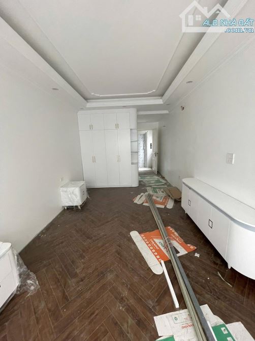 Bán nhà Yên Lạc 41m2, 5T thang máy, gần phố, ngõ thông, oto qua nhà. Giá 14.8 tỷ