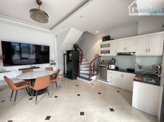 BÁN NHÀ Phố Trạm Long Biên,4 ngủ,full nội thất DT 55m²  MT 4m,Giá 7 tỷ