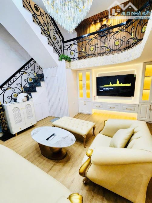 Nhà hiếm phố Đặng Tiến Đông 51m2 11,7 tỉ sổ đỏ nở hậu