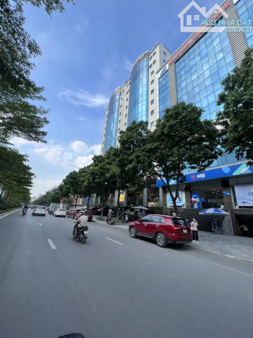 Bán toà nhà Mặt Phố Trần Thái Tông 250m2 x 11 tầng, MT 11m, 171 Tỷ đang cho Ngân Hàng Thuê