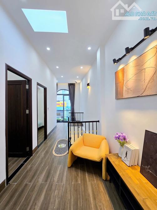 Nhà đẹp 3 tầng nội thất hiện đại thoáng mát trên trục đường lớn Văn Tiến Dũng