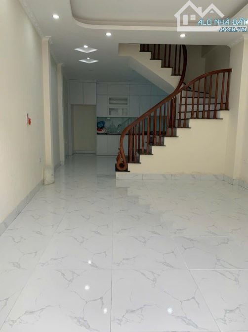 Nhà 4 tầng Đức Thượng 40m2, mặt tiền 4m, ô tô nhỏ, gần chợ, gần hồ Chỉ 4.x Tỷ