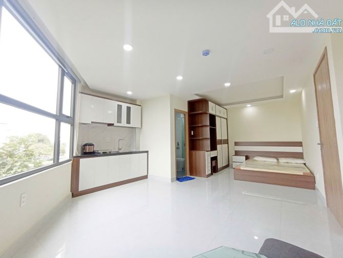 Cho thuê căn hộ ban công, Q3 || đường Hoàng Sa || gần Vòng xoay Dân Chủ, Ga Sài Gòn