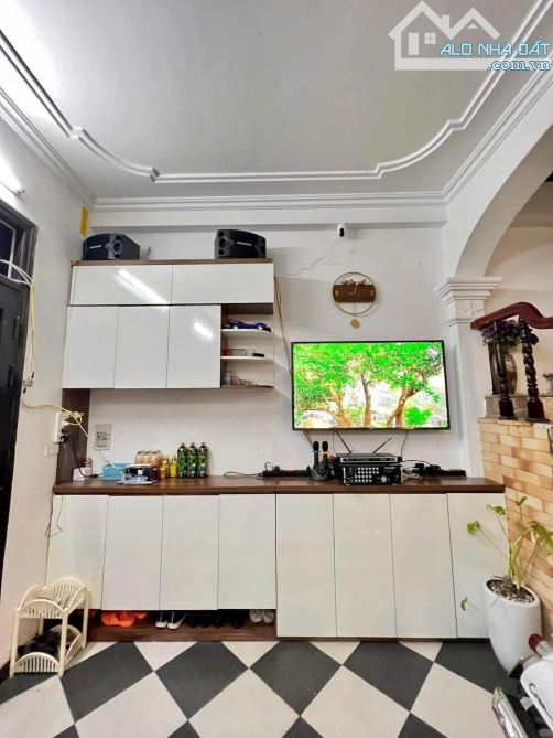 Bán nhà Đội Cấn, DT 42m2, vị trí trung tâm, 50m ra oto tránh, nhà đẹp dân xây, giá 10 tỷ 2