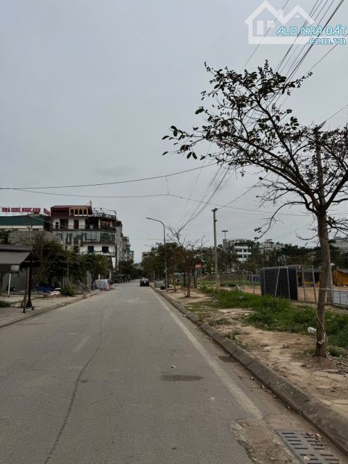 Bán đất đấu giá lãm làng nhìn san bóng và công viên DT 80m, MT5m, Hướng TN, Giá 5,7 tỷ