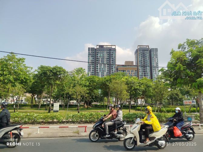 BÁN KHU GỒM 5 XƯỞNG 8000M2 THỔ CƯ - TRẦN XUÂN SOẠN QUẬN 7 - GIÁ 730 TỶ.