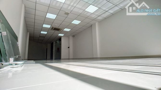 BAN NHA, mặt tiền đường NGUYỄN THỊ THẬP. Quận 7. Dt: 18m x 47m. Giá: 215 tỷ.