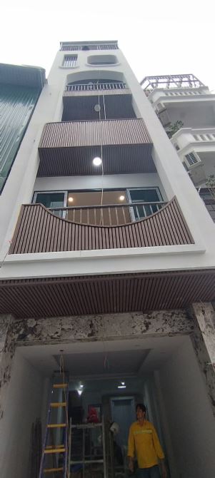 Bán nhà phân lô Nguyễn Văn Huyên 7 tầng, thang máy, gara ô tô, 30m ra phố, chỉ 18.5 tỷ.
