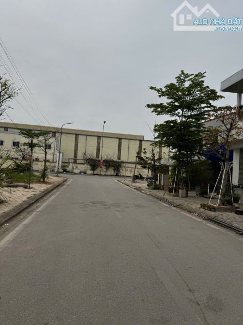 Bán đất đấu giá lãm làng nhìn san bóng và công viên DT 80m, MT5m, Hướng TN, Giá 5,7 tỷ - 1