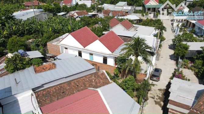 Bán nhanh căn biệt thự rộng rãi thị trấn Diên Khánh đường oto thông ra Hà Huy Tập - 2