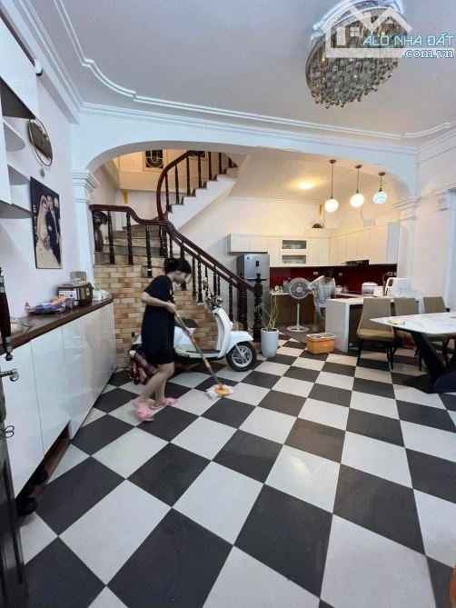 Bán nhà Đội Cấn, DT 42m2, vị trí trung tâm, 50m ra oto tránh, nhà đẹp dân xây, giá 10 tỷ 2 - 2