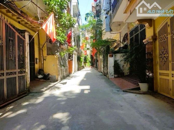 BÁN NHÀ PHÂN LÔ Ô TÔ VÀO NHÀ - HOÀNG QUỐC VIỆT – CẦU GIẤY - 2 MẶT THOÁNG CHỈ 17,9 TỎI - 2