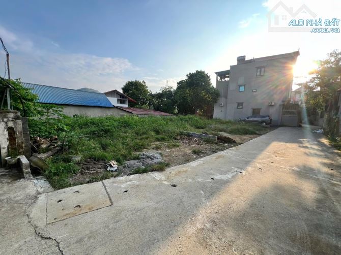 Chuyển nhượng 700m đất hoà sơn view hồ, cạnh đường đông dương - 2