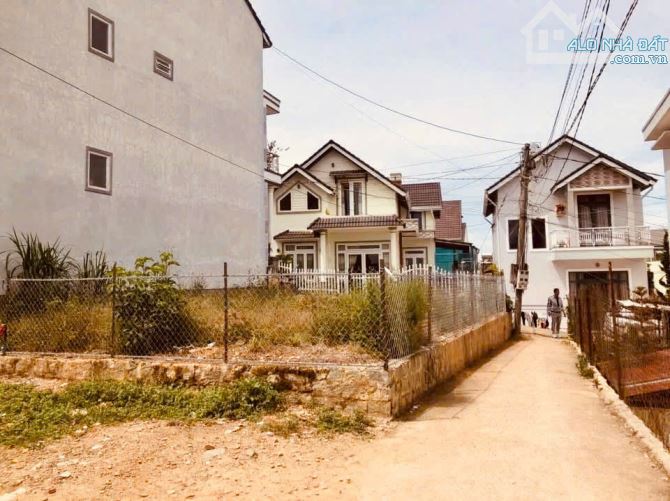 CHỉ 2,3 tỷ _ 108m2 _ Ngang 8m _  Đất 2 mặt tiền gần trung tâm Trại Mát - 3