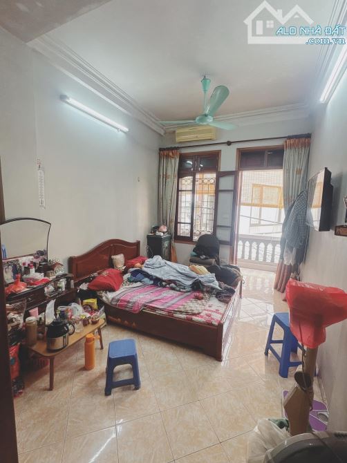 Bán gấp nhà Yên Lạc 39/43m2, 4T dân xây, ngõ thông, phân lô, gần phố. Giá 11.5 tỷ sổ đỏ cc