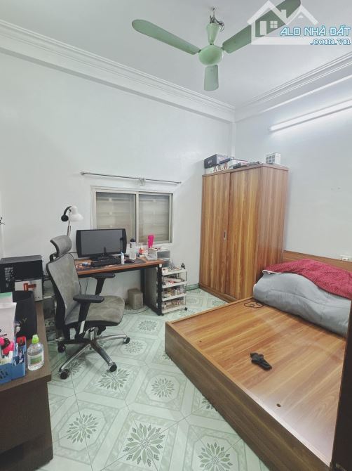 Bán gấp nhà Yên Lạc 39/43m2, 4T dân xây, ngõ thông, phân lô, gần phố. Giá 11.5 tỷ sổ đỏ cc