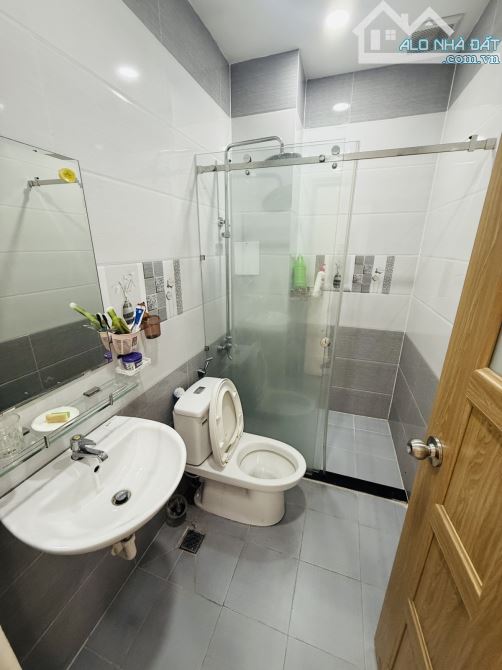 Bán Nhà  Q12 - 84M2 (4 x 21 ) - 4Tầng - Hẻm Nhựa Xe hơi - Nhỉnh 9Tỷ.. - 7