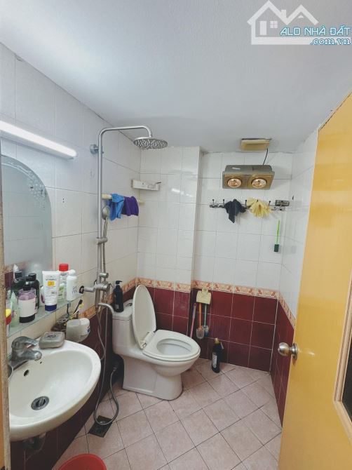 Bán gấp nhà Yên Lạc 39/43m2, 4T dân xây, ngõ thông, phân lô, gần phố. Giá 11.5 tỷ sổ đỏ cc