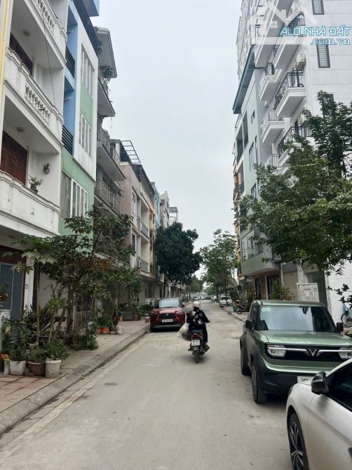 TĐC Thạch Bàn. 2 mặt tiền. Vỉa hè, ô tô tránh, kinh doanh, công ty, văn phòng. Gần ST Aeon - 1