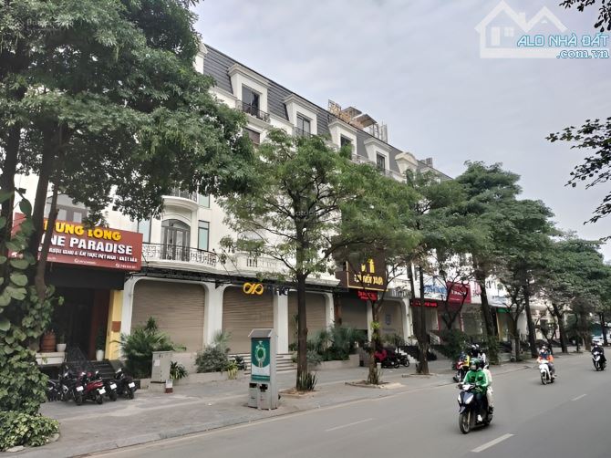 Bán tòa nhà mặt phố Tôn Thất Thuyết. 1 tầng hầm và 6 tầng nổi. Hơn 2000m2 sàn. Giá đầu tư