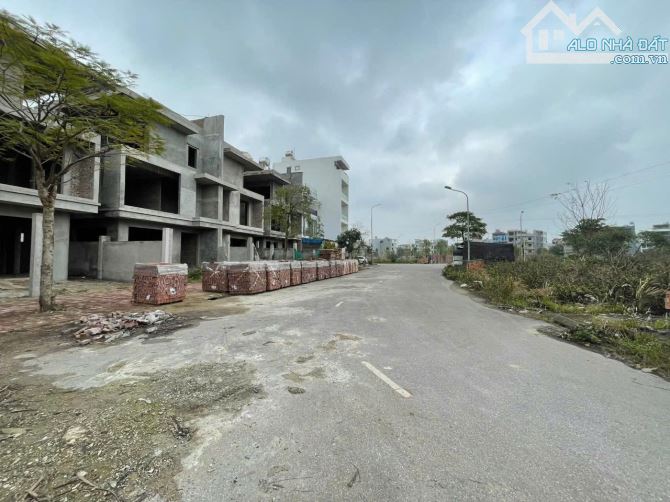 Bán đất Yên Mẫn nhìn vườn Hoa . dt 75m , mt 5m . hướng TN . giá 6ty050