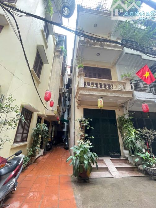 Văn Miếu Ba Đình 48m chỉ 11 tỷ. Phân lô cán bộ.lô góc 2 thoáng. Ô tô đỗ cổng.