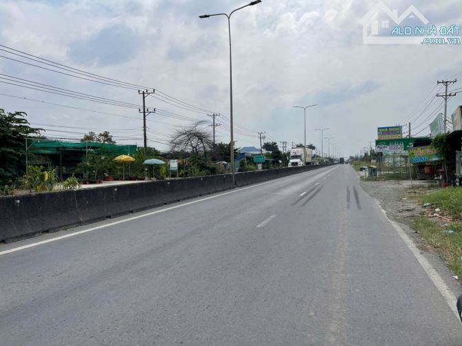 1,5 hecta có 300m2 thổ đất 3 mặt tiền ĐT 824 ấp 7 Lương Hòa, Bến Lức, Long An giá 45 tỷ
