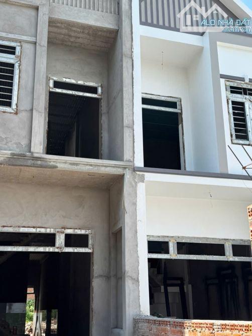 Giải cứu chủ nhà ngộp hạ giá 200tr bán gấp NHÀ LẦU XÂY MỚI 90m2 . TẶNG NỘI THẤT
