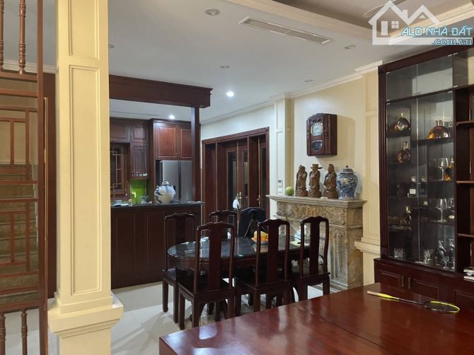Bán gấp nhà đẹp 4 tầng đường Nguyễn Thanh Bình, 288m2, MT 15m, lô góc, ô tô dừng đỗ
