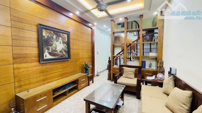 TRUNG TÂM CẦU GIẤY 5 TẦNG - NHÀ ĐẸP Ở NGAY - NGÕ THÔNG GẦN Ô TÔ - CHỈ NHỈNH 7 TỶ.