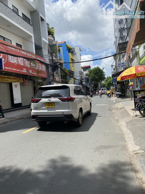 Bán nhà đường Cửu Long - khu sân bay, P. 2 Tân Bình, 15mx15m, 3 lầu giá 26 tỷ còn bớt.