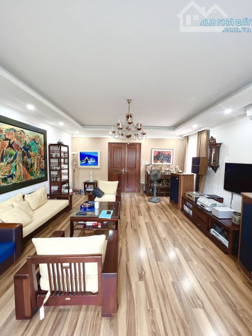 SIÊU ĐẸP! Hoàng Quốc Việt 65m2, 5T P.Lô, Lô Góc, 3 mặt tiền Ô tô tránh, nhỉnh 18 tỷ.