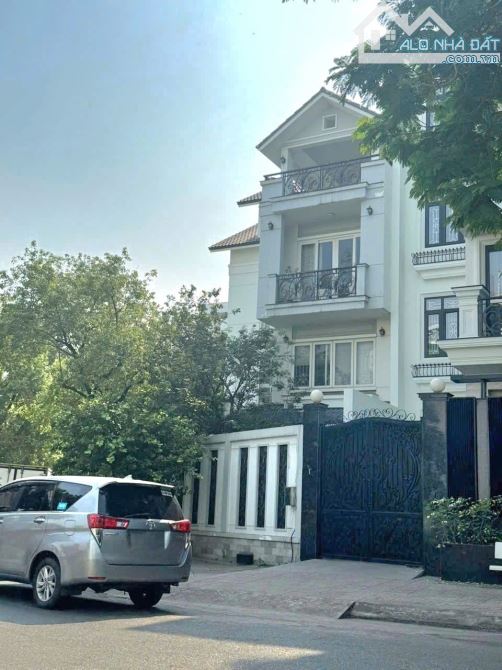 Bán Biệt Thự Lô Góc, Khu An Phú Hưng, 195m2, 4 Tầng, Chỉ 36 Tỷ, Tân Phong, Quận 7 - 1