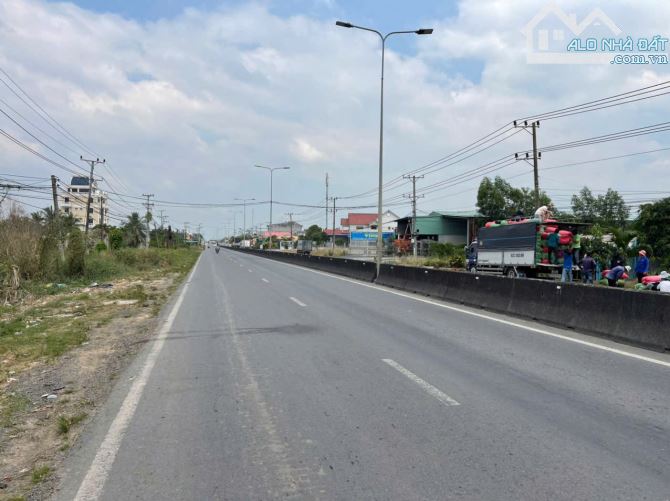 1,5 hecta có 300m2 thổ đất 3 mặt tiền ĐT 824 ấp 7 Lương Hòa, Bến Lức, Long An giá 45 tỷ - 1